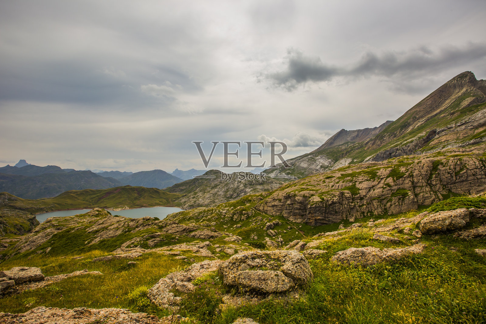 夏季山区景观附近的阿瓜斯图尔塔斯和伊本德埃斯坦内斯,比利牛斯,西班牙照片摄影图片