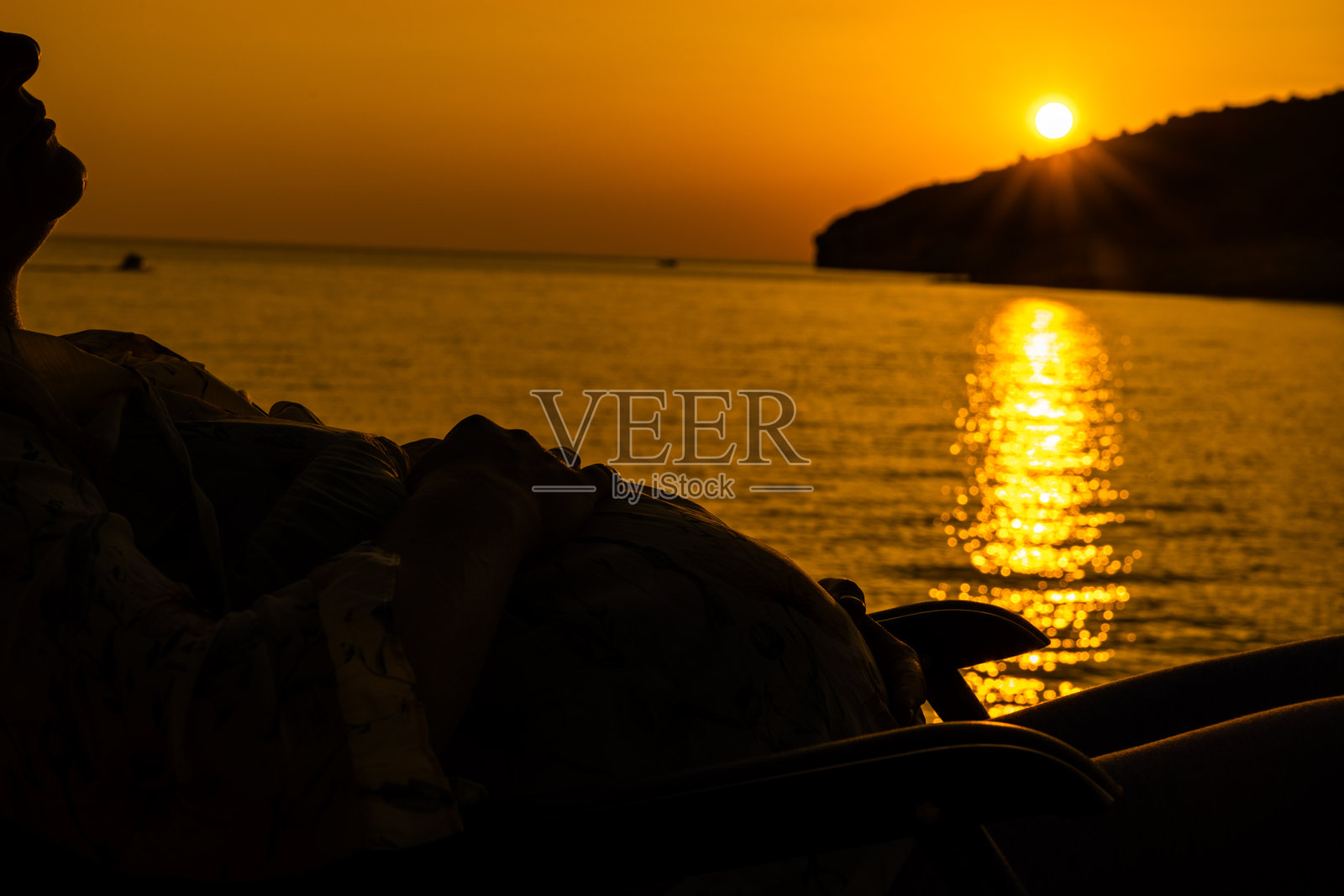 孕妇享受海边日落照片摄影图片