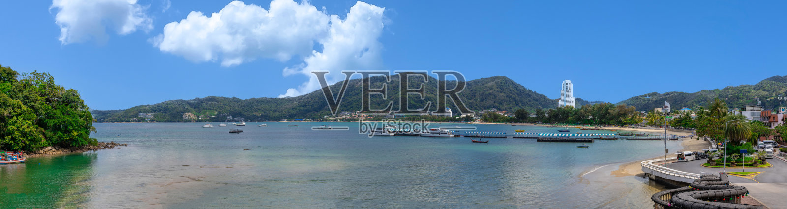 芭东海滩普吉岛泰国漂亮的白色沙滩清澈的蓝色和绿松石水和可爱的蓝天与棕榈树日落日出照片摄影图片