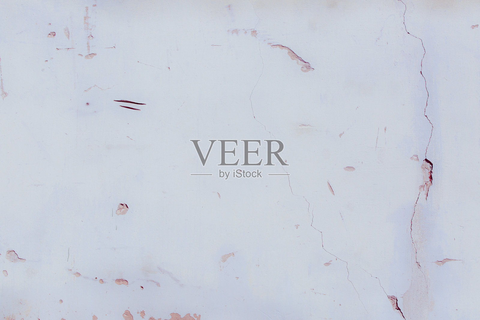 白色的灰泥墙,有很深的划痕和碎片。各种各样的磨损。照片摄影图片