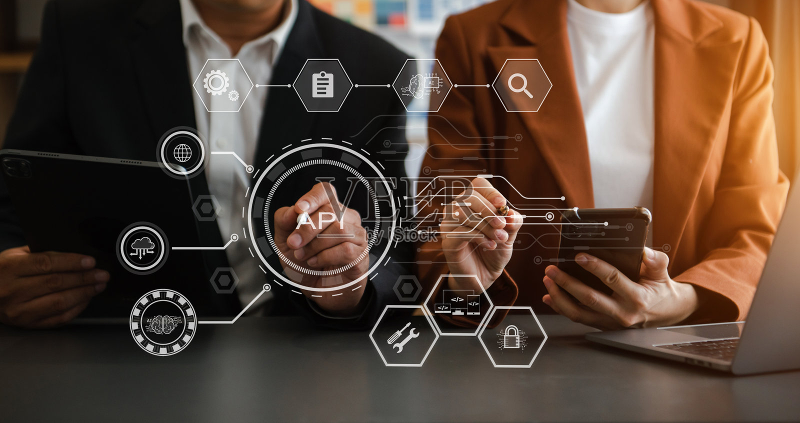 API应用程序编程接口,女性使用笔记本电脑,平板电脑和智能手机与虚拟屏幕API图标的软件开发工具,现代技术理念。照片摄影图片