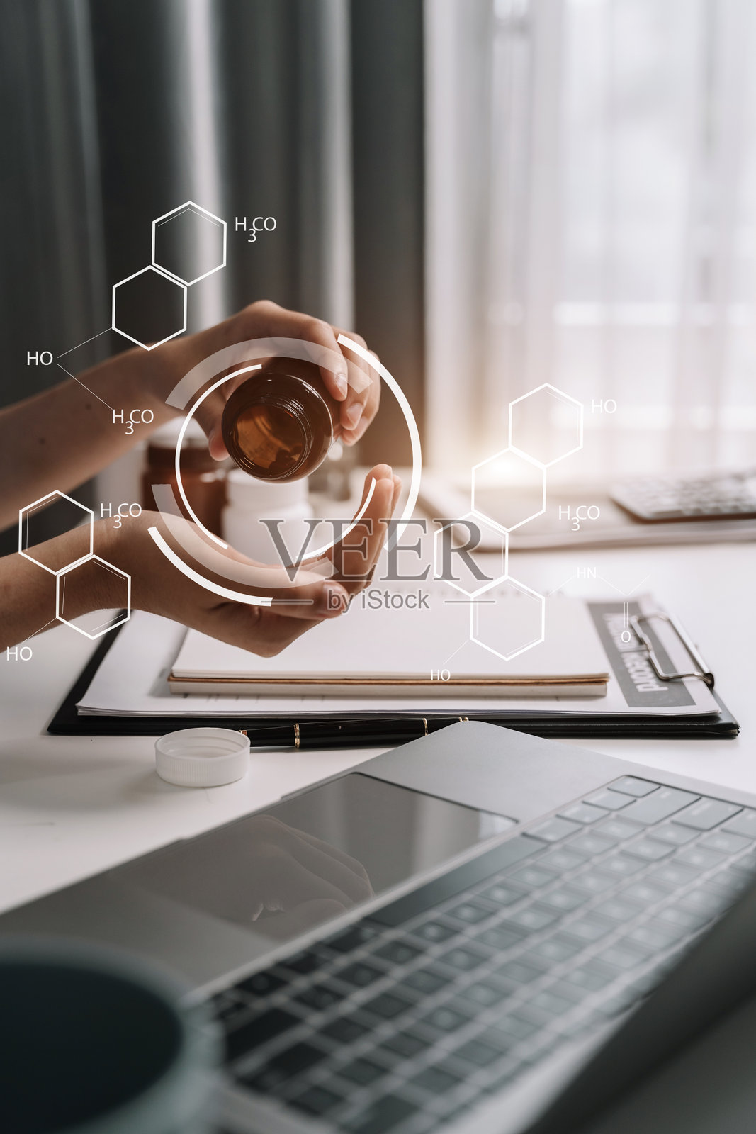 医学,保健和人的概念-男医生与听诊器和剪贴板在诊所照片摄影图片