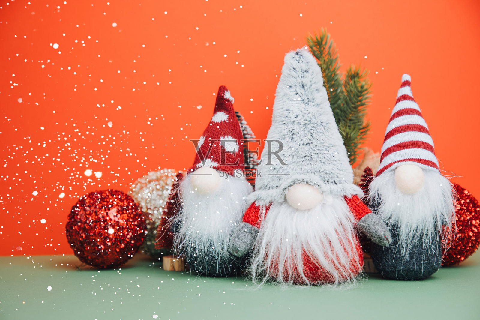 圣诞背景问候。红绿背景上的圣诞树和地精照片摄影图片