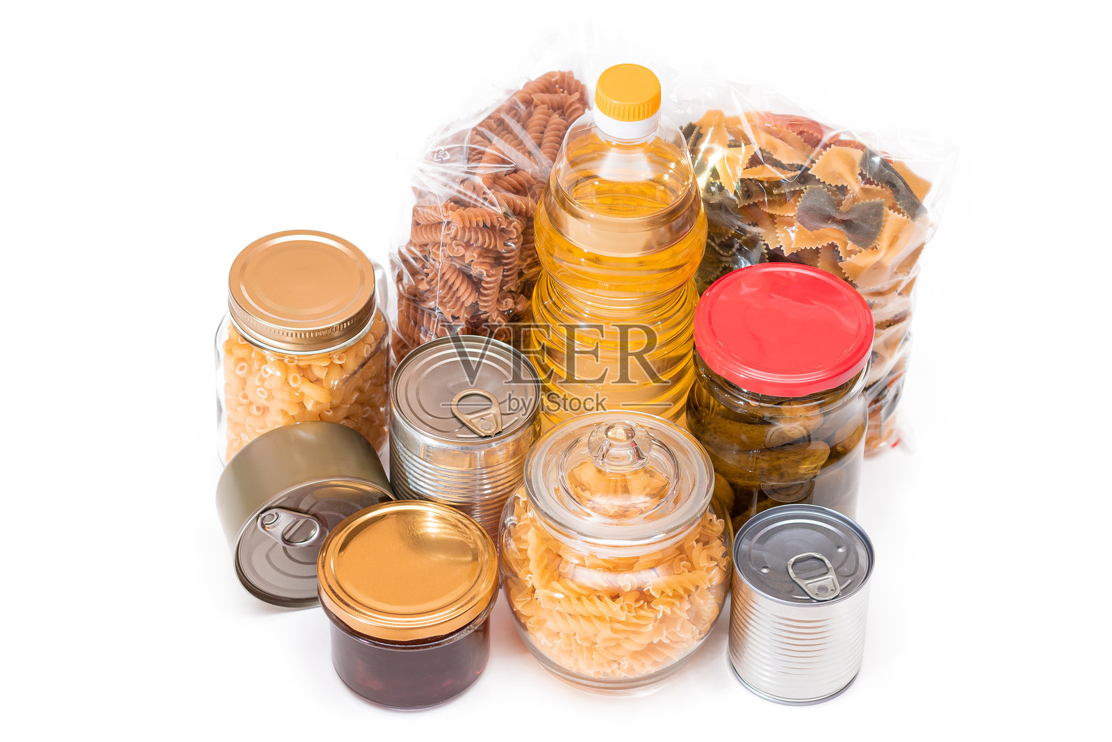 食品储备:罐头食品,意大利面,肉酱,金枪鱼,番茄汁,意大利面,鱼和食品杂货-隔离照片摄影图片