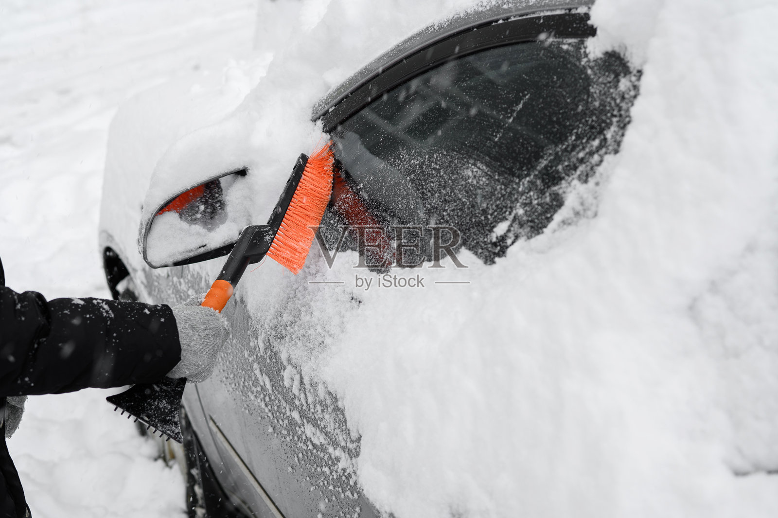 一场大雪过后,汽车被雪覆盖,特写。汽车雨刷起了。雪风暴。照片摄影图片