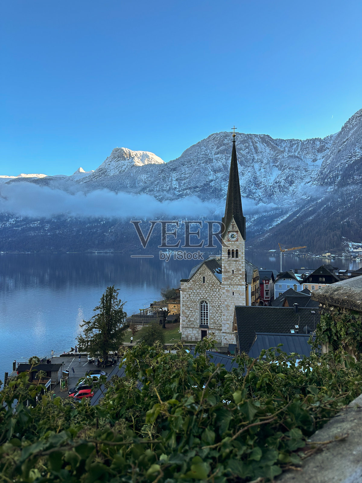 奥地利哈尔施塔特的湖边风景与标志性教堂照片摄影图片