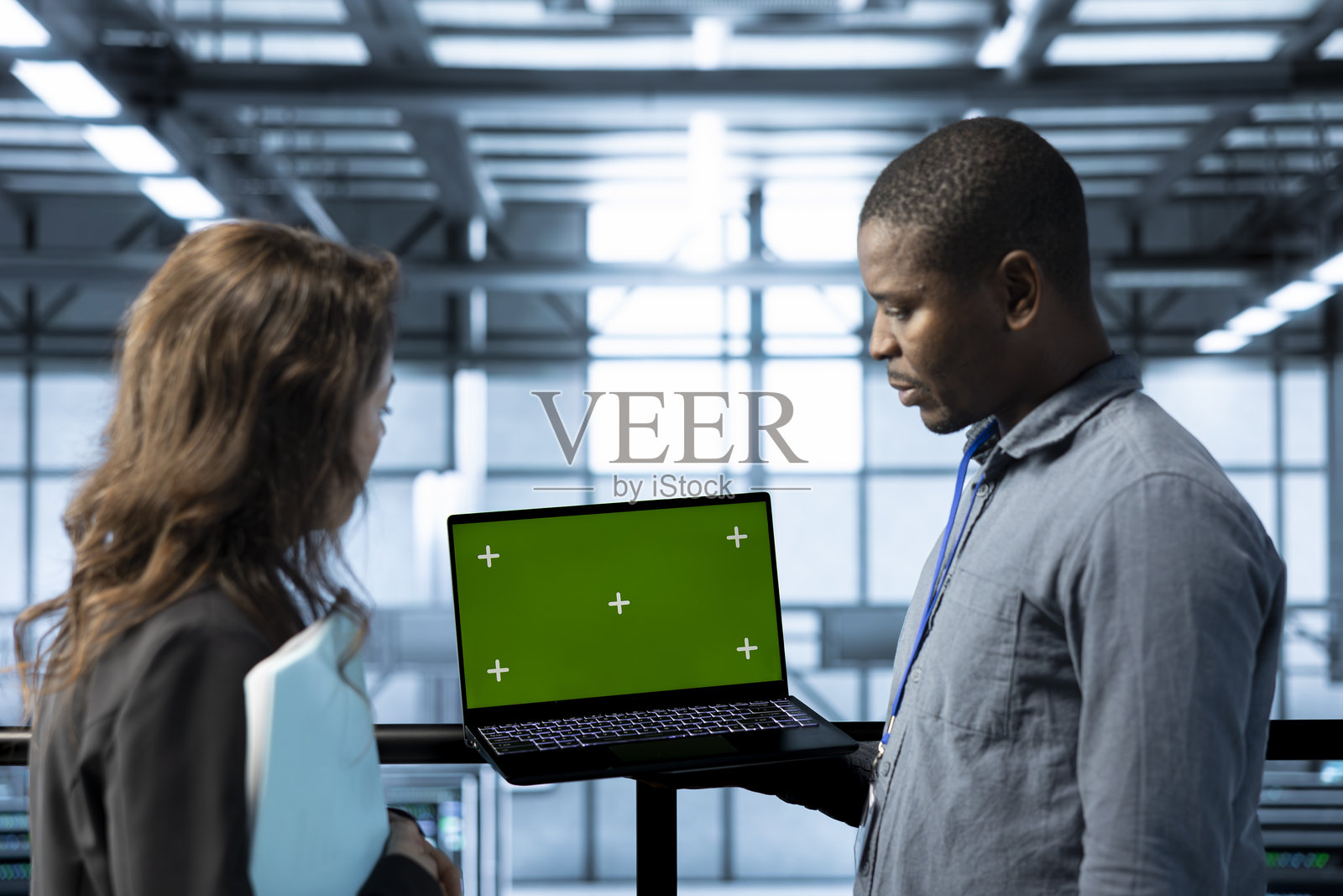 数据中心系统管理员使用的平板电脑模型,查看设备情况照片摄影图片