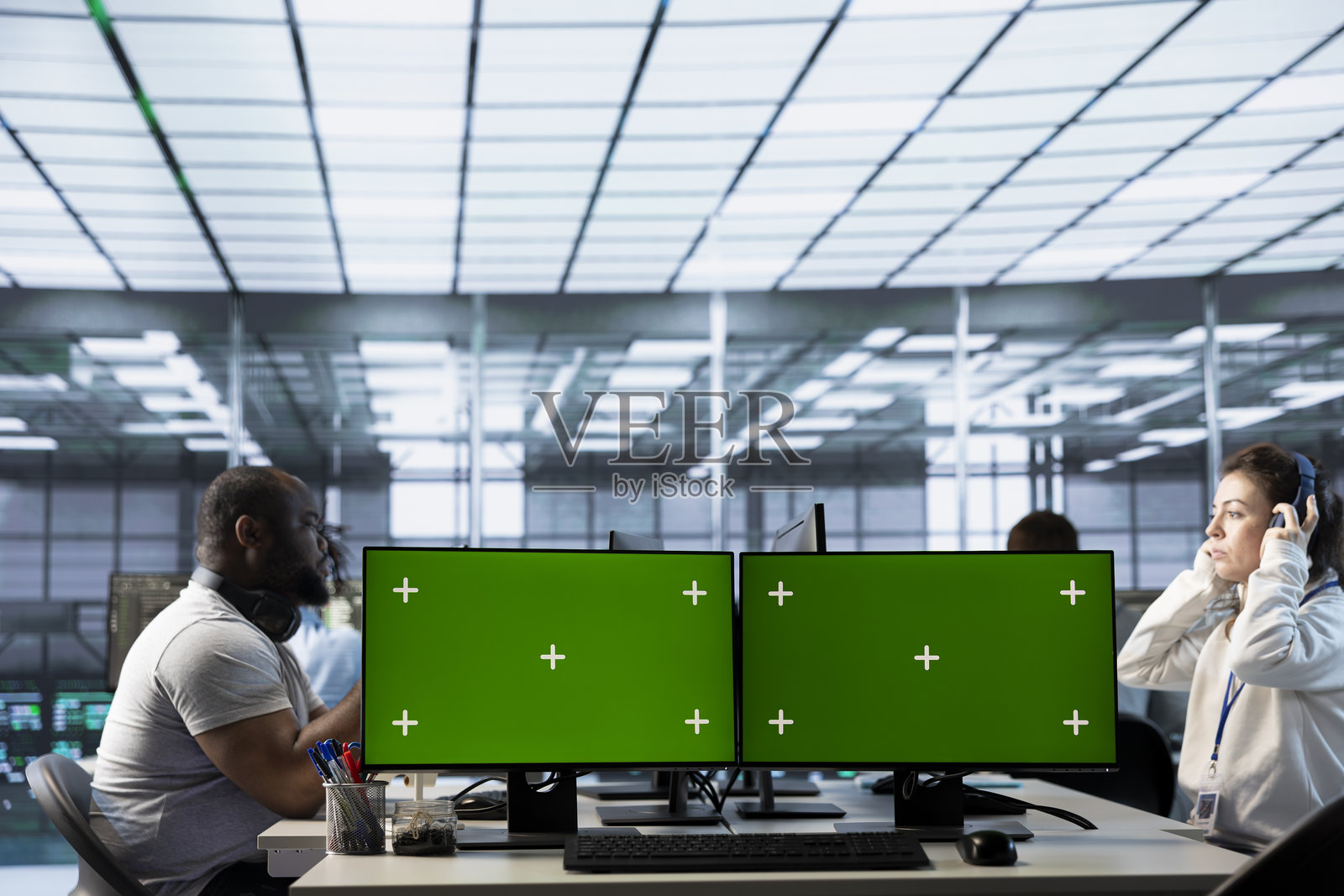 工程师在听音乐,进行数据中心的人工智能自动化工作照片摄影图片