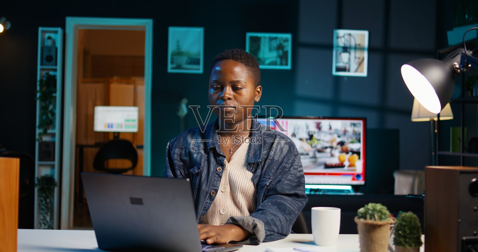 女性在家工作,参与远程视频会议的视角照片摄影图片