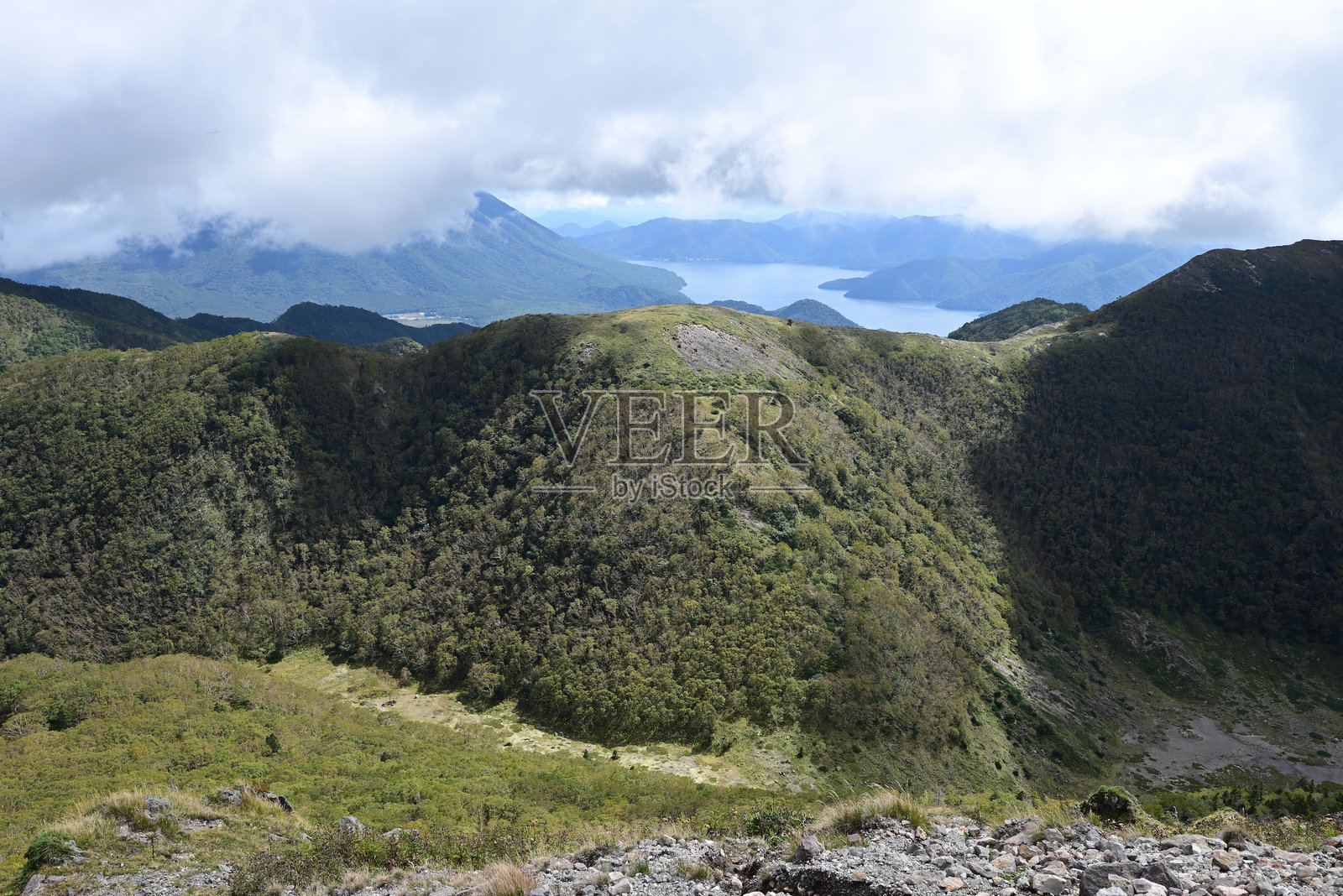 攀登日本栃木县的日光白根山照片摄影图片