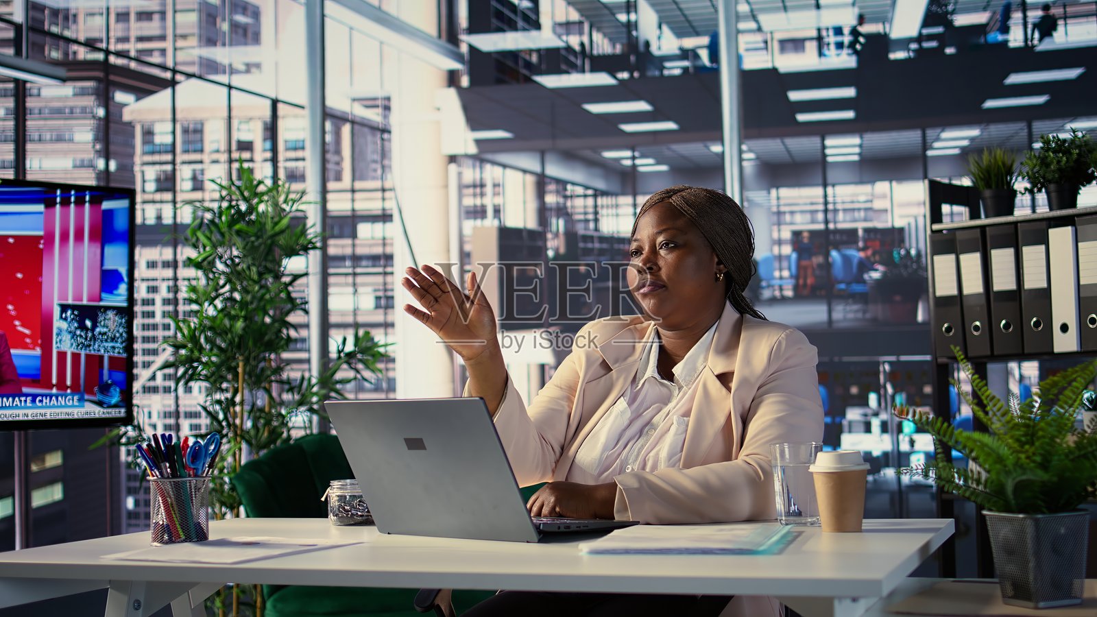 办公室中与全息图像合作的总经理插图照片摄影图片