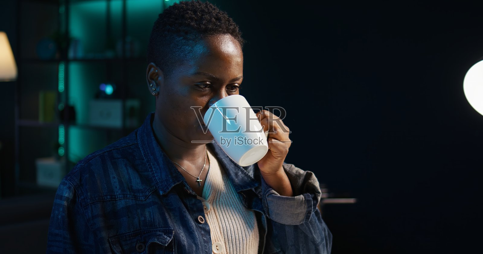 女性在视频会议中向朋友打招呼,挥手致意的视角照片摄影图片