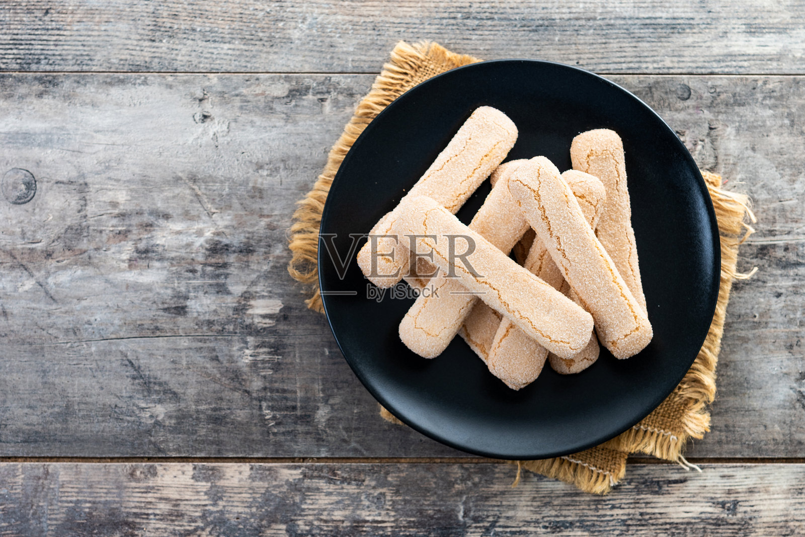 意大利饼干手指饼干萨沃亚尔迪放在木桌上照片摄影图片