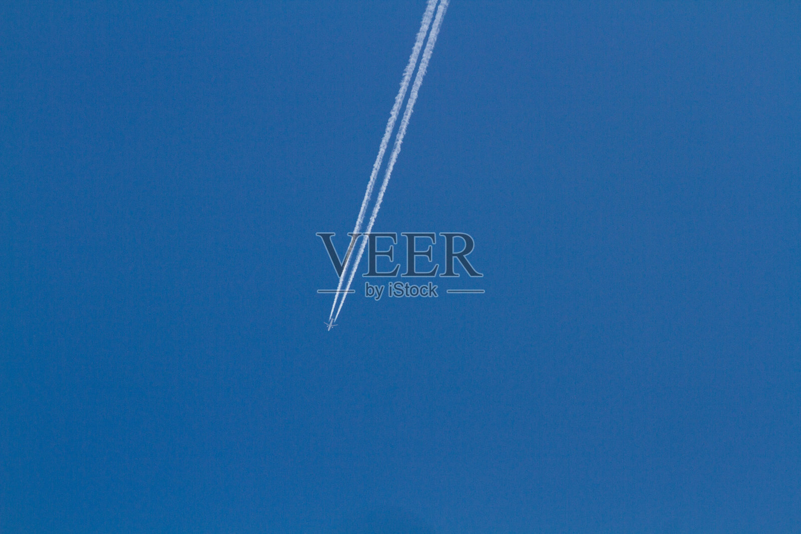 蓝天上的飞机尾迹照片摄影图片