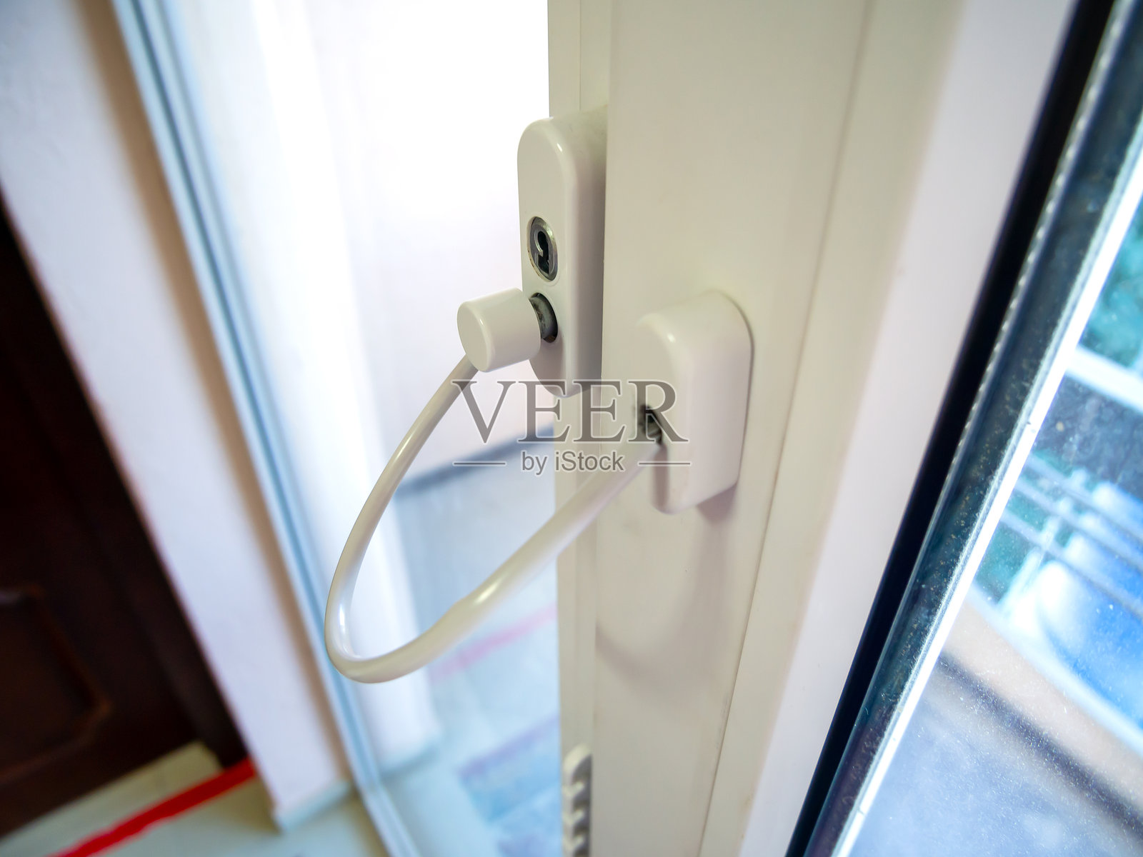 安装在窗户上的儿童锁和电缆照片摄影图片