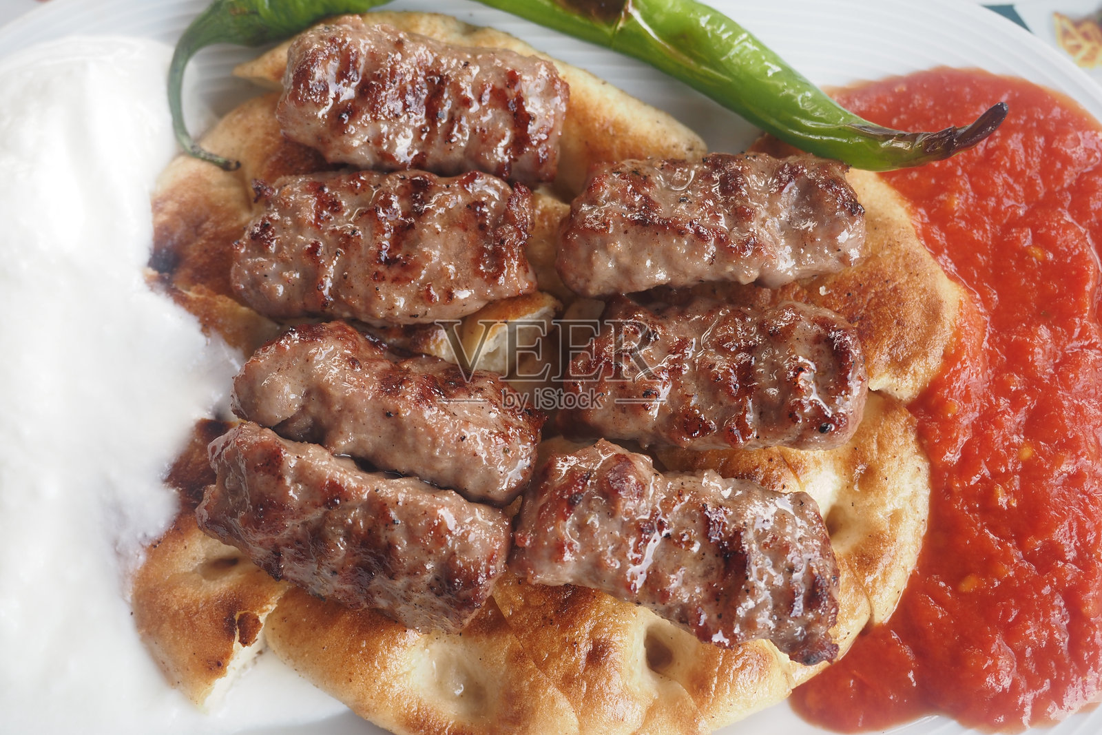 传统土耳其肉丸放在盘子里照片摄影图片