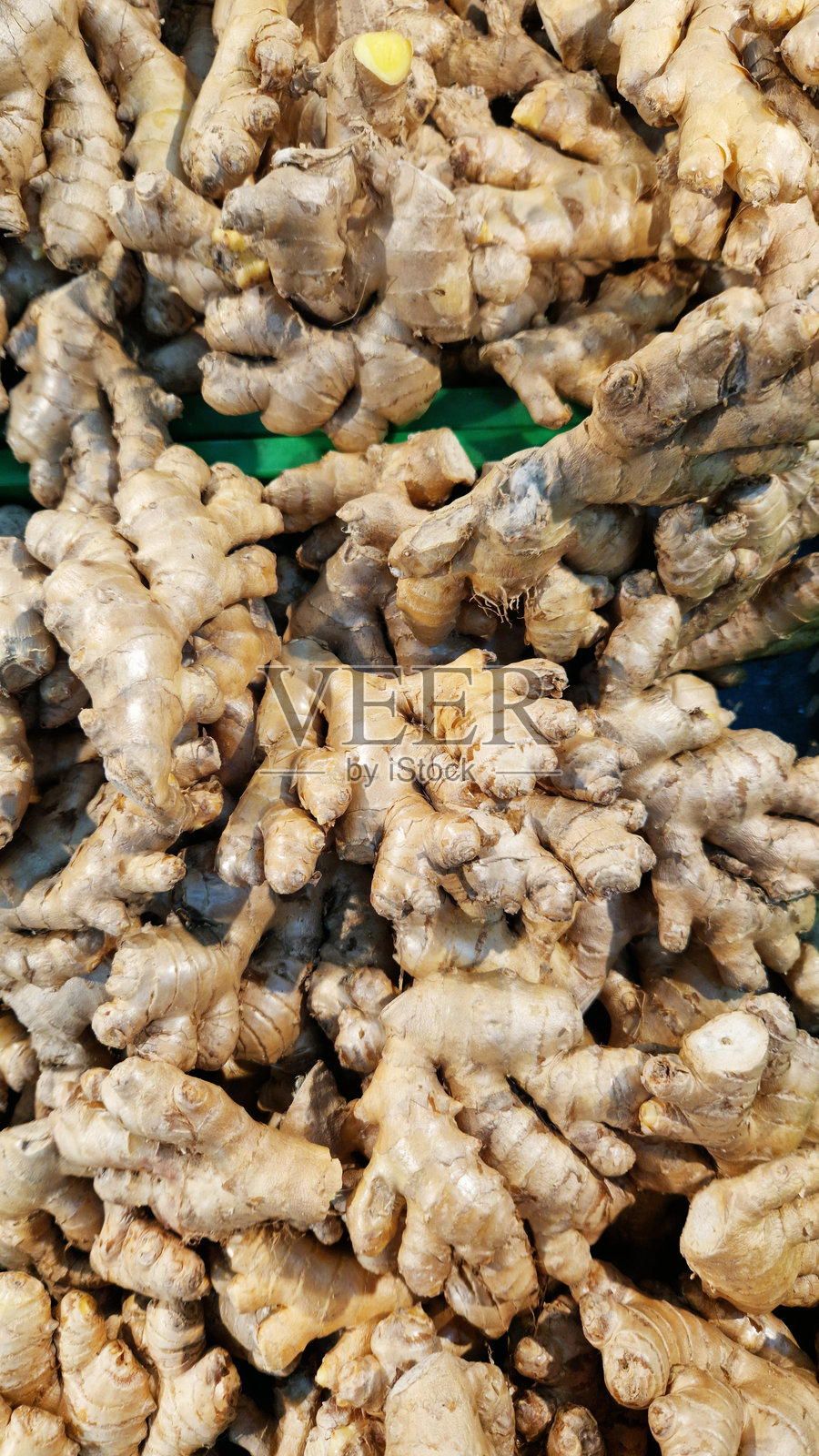 食品市场中的塑料盒装姜照片摄影图片