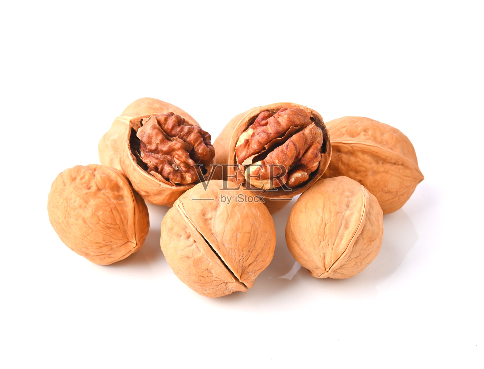 白色背景上的核桃和破裂的核桃照片摄影图片