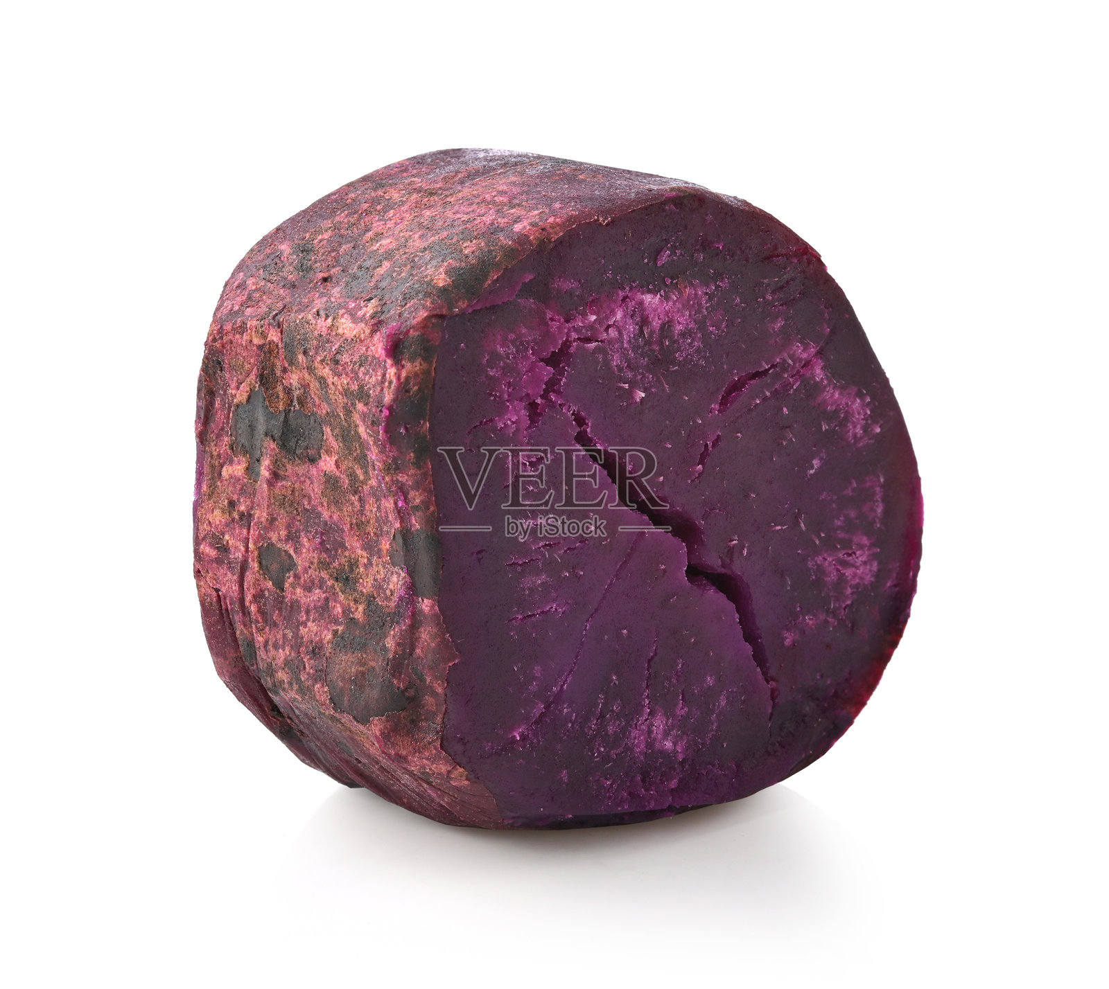 煮熟的紫薯,日式紫薯切片,背景为白色照片摄影图片