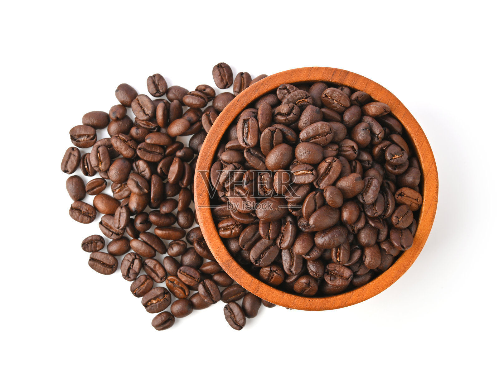 白色背景下的木碗中的烘焙咖啡豆。俯视图照片摄影图片