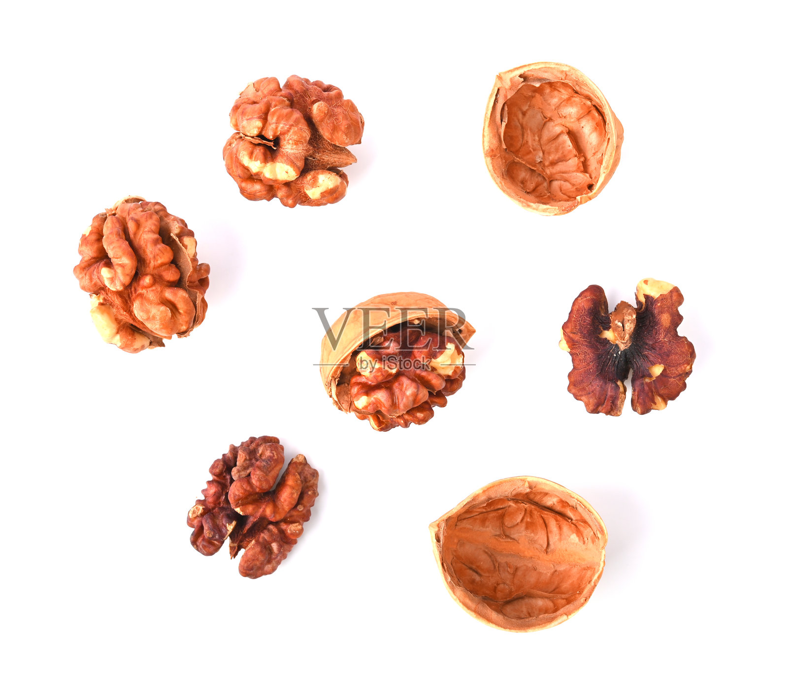 干核桃的形状,裂开,打开的壳,孤立在白色背景上。俯视图照片摄影图片