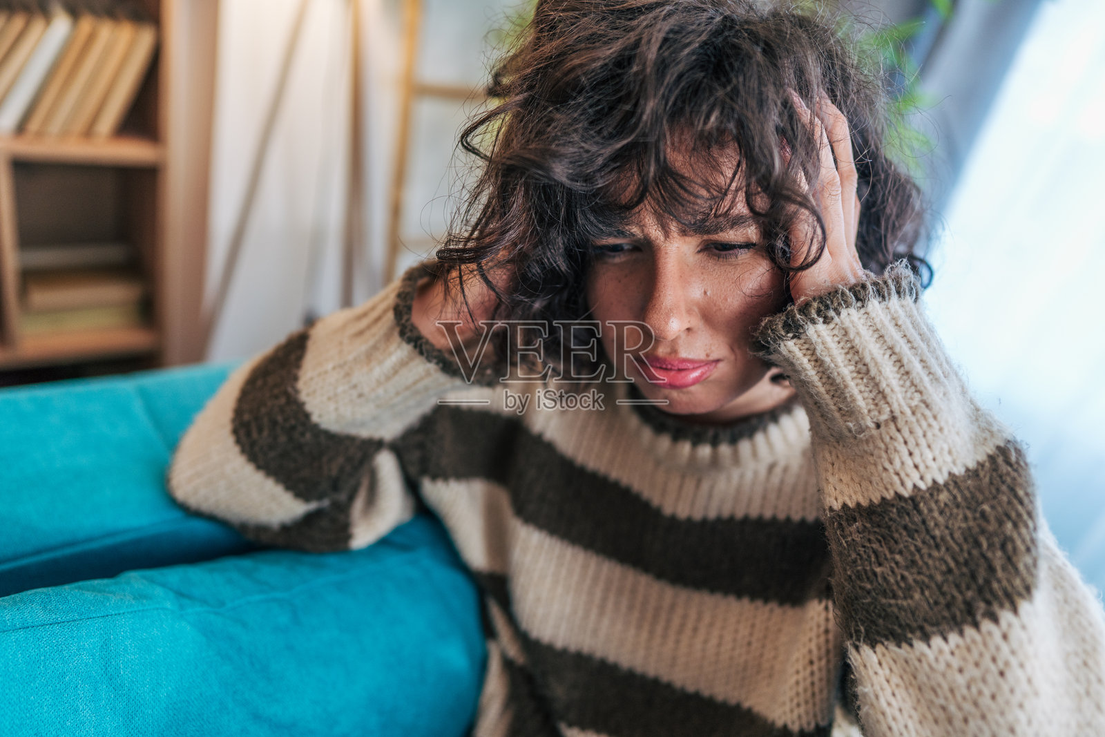 头痛的挣扎照片摄影图片