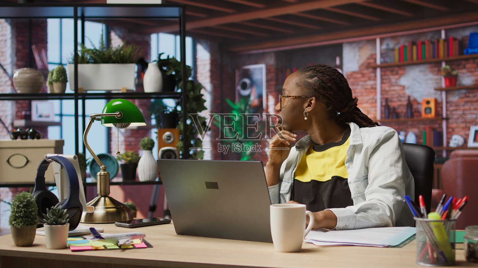 在公寓工作的远程员工因重复的任务感到无聊照片摄影图片