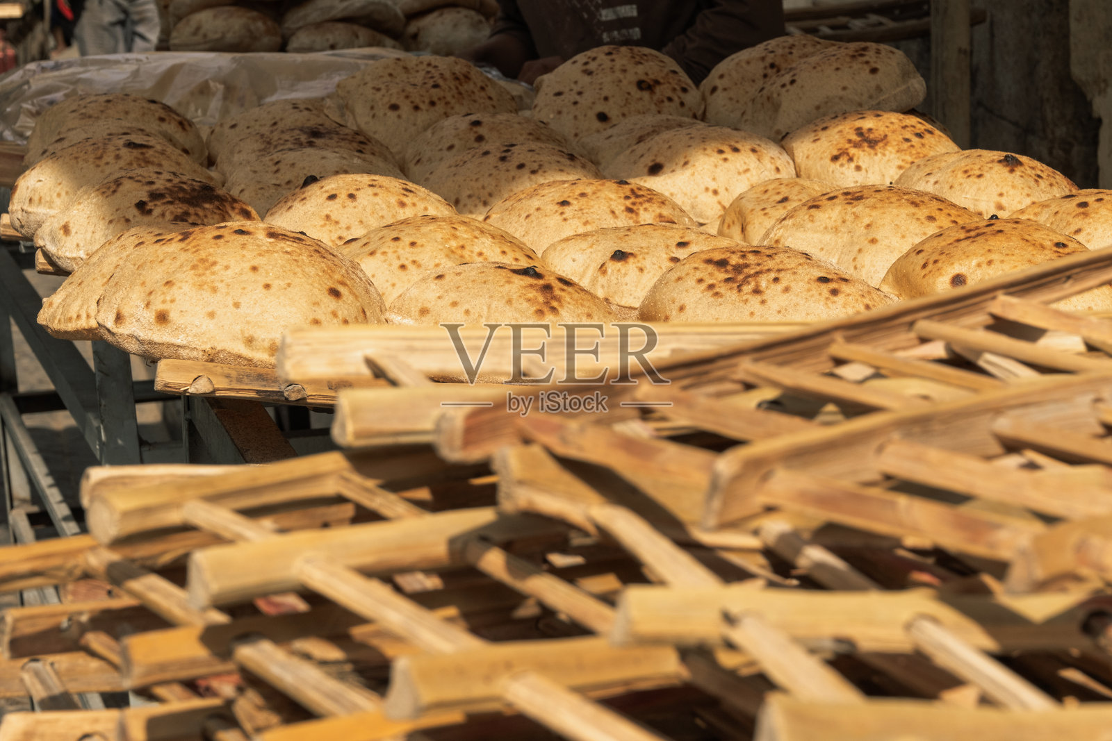 开罗街头的传统埃及新鲜面包照片摄影图片