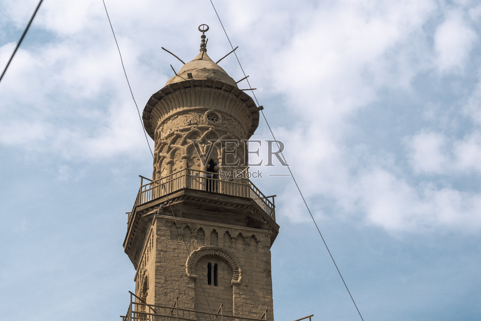 位于埃及开罗的阿尔-穆伊兹·利-丁·阿拉·法蒂米街的卡拉温综合体。美丽的清真寺和宣礼塔。照片摄影图片