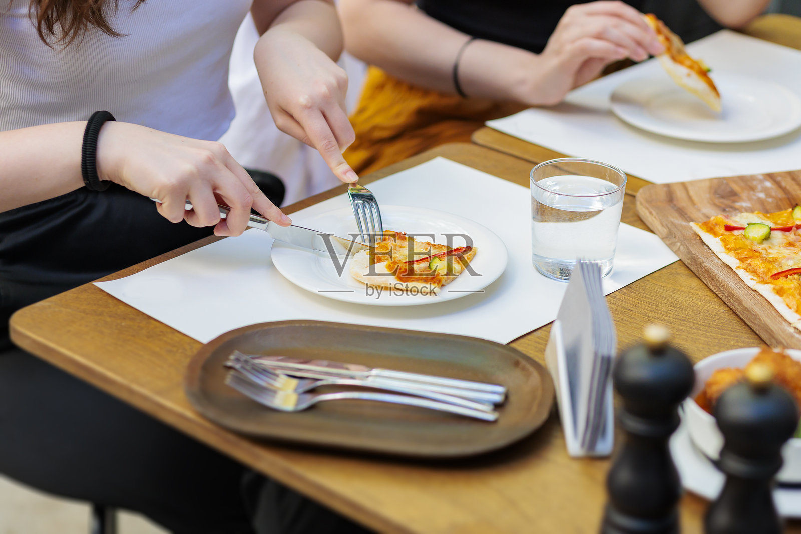 女人享用一盘金色的可乐饼照片摄影图片