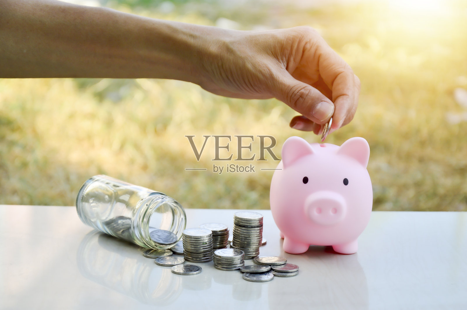 储蓄罐和硬币,储蓄与投资概念照片摄影图片