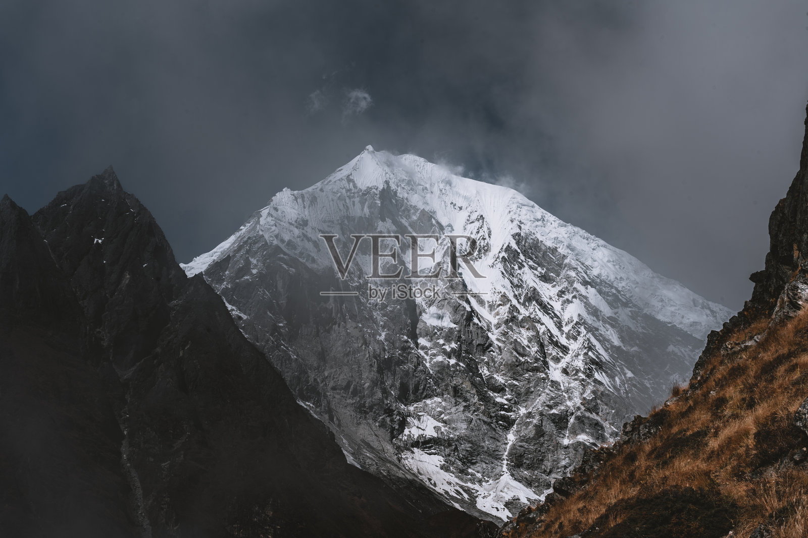 非常多云的喜马拉雅山朗唐利荣峰照片摄影图片