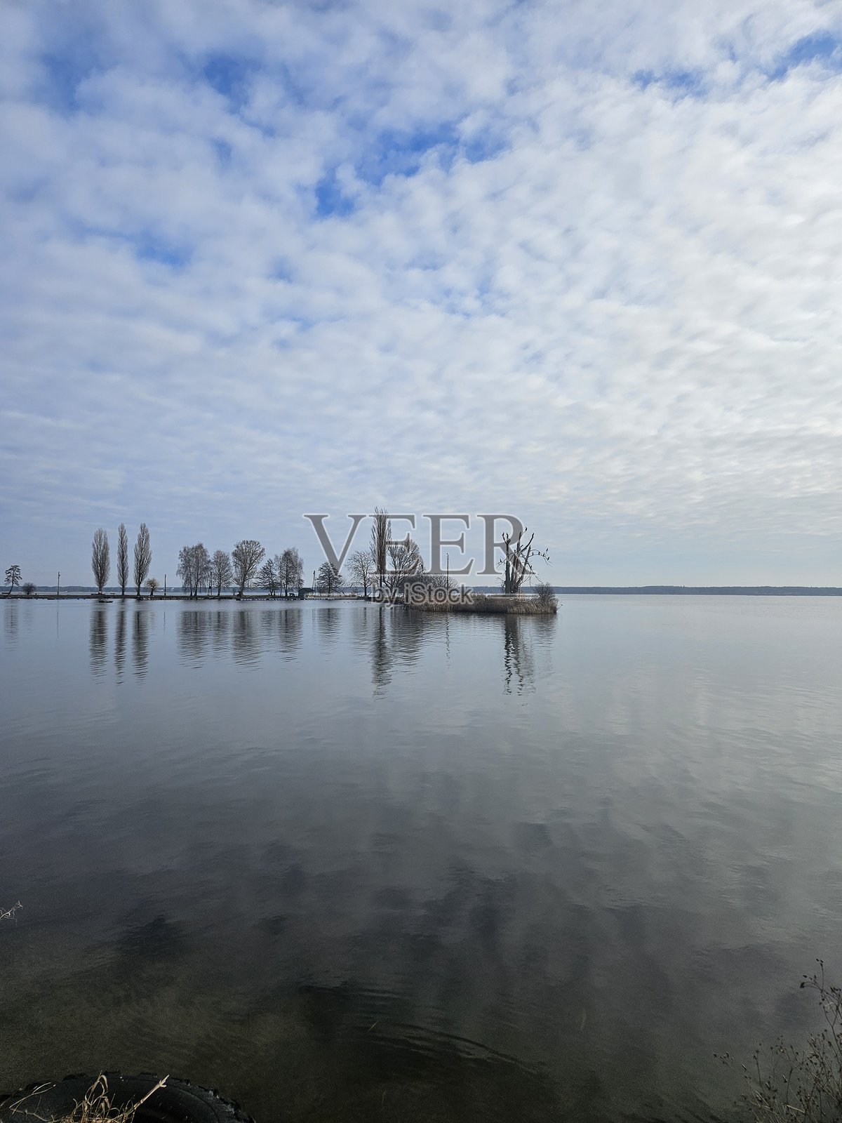 Zegrze草地。照片摄影图片