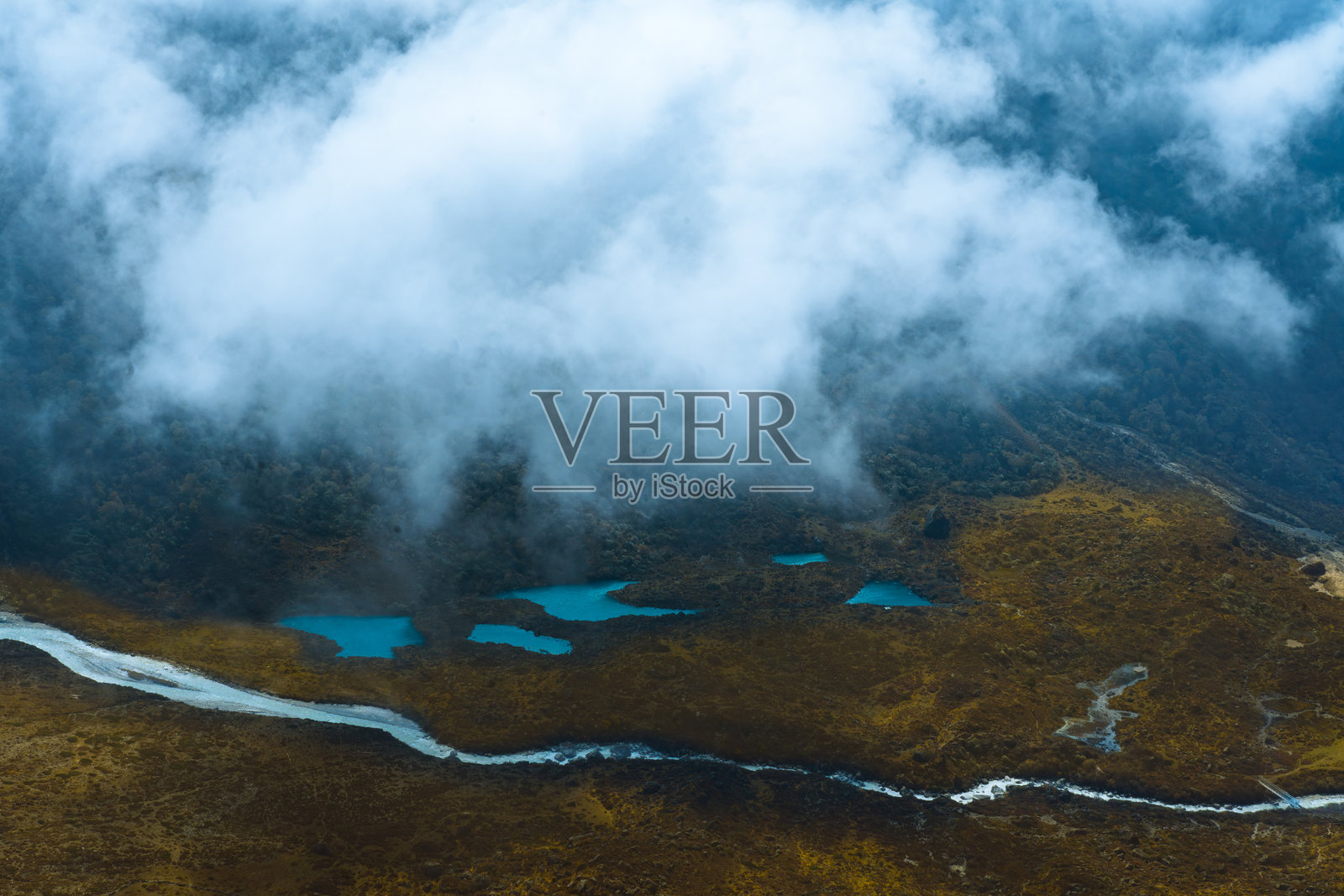 在朗唐徒步旅行中,从Kyanjin Ri看到的美丽冰川山湖Kyanjin Gompa照片摄影图片