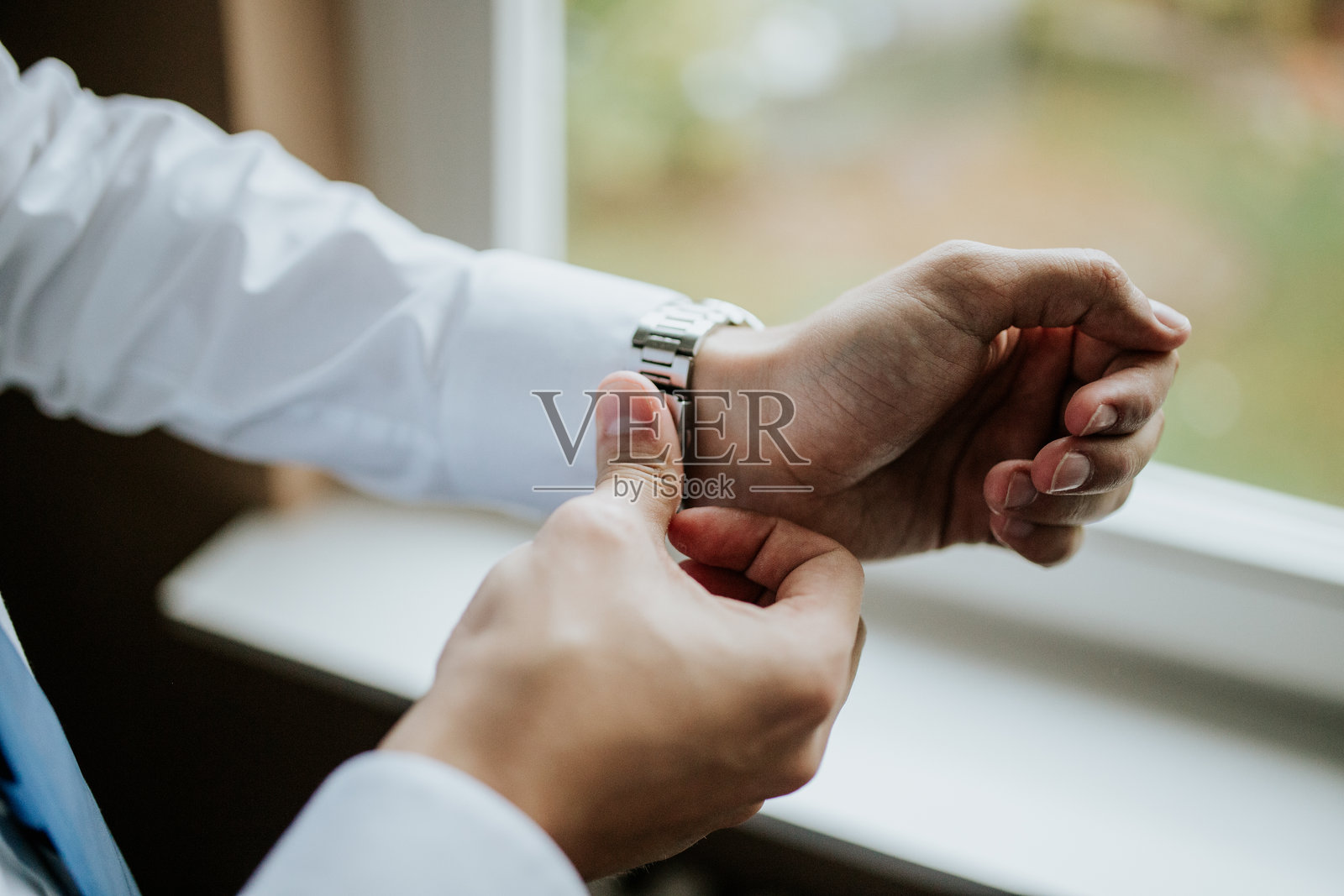 新郎的最后修饰 调整手表照片摄影图片