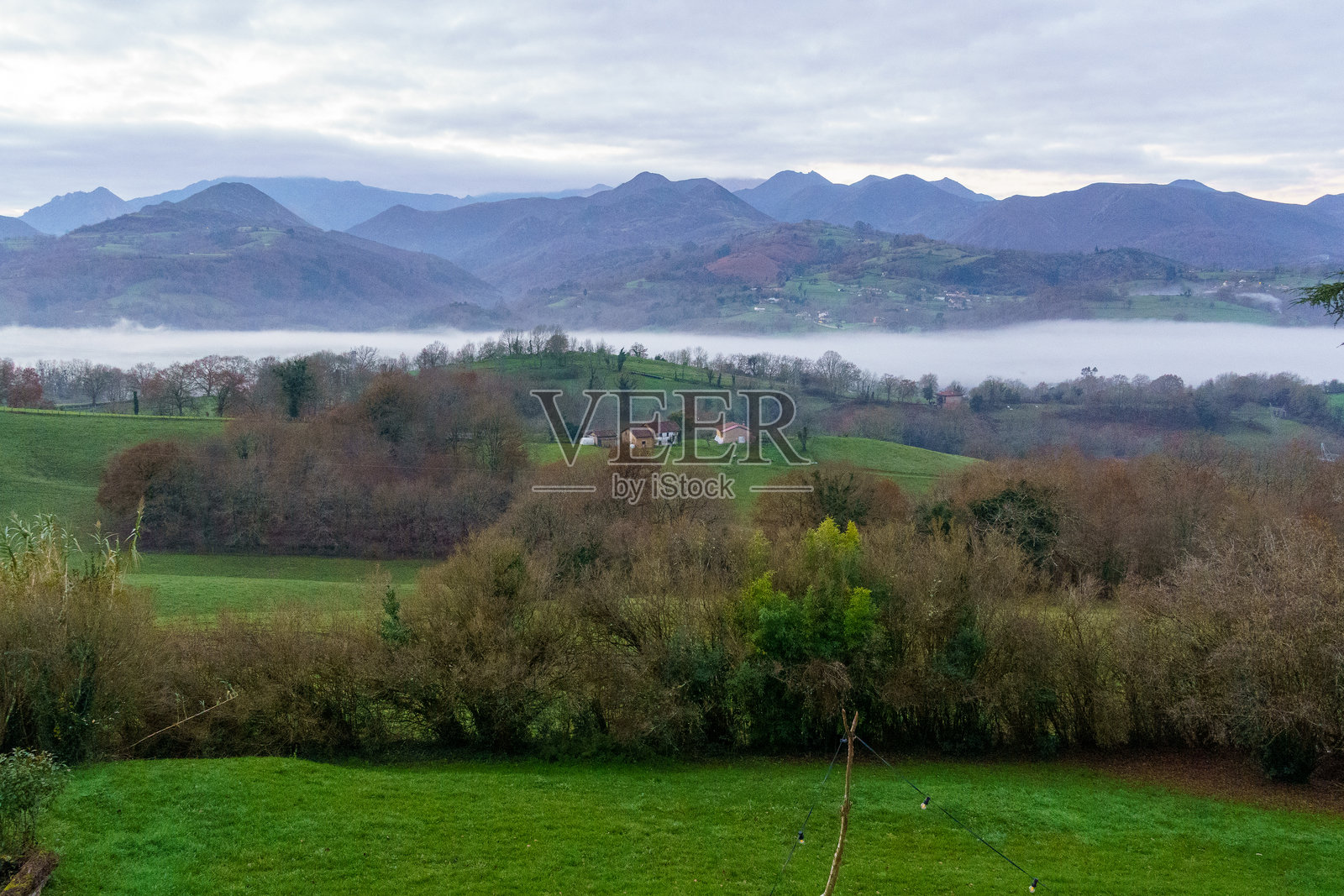 雾气弥漫的山谷早晨照片摄影图片