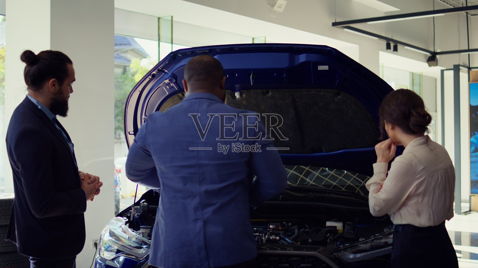 客户比较车辆型号,查看内部使用的零件照片摄影图片