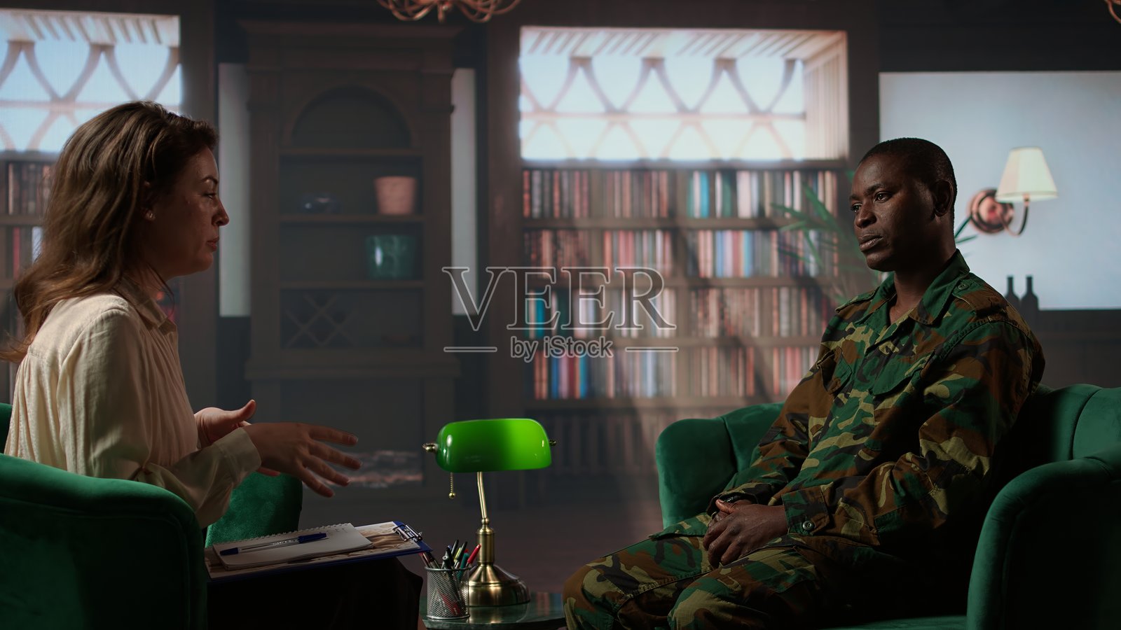 非裔美国军人正在咨询中分享战争回忆。照片摄影图片