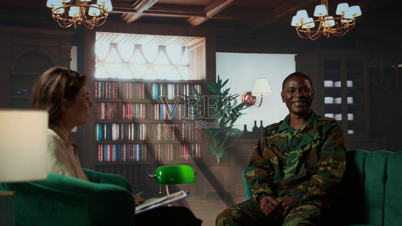 军人和顾问会面讨论焦虑的肖像照片摄影图片