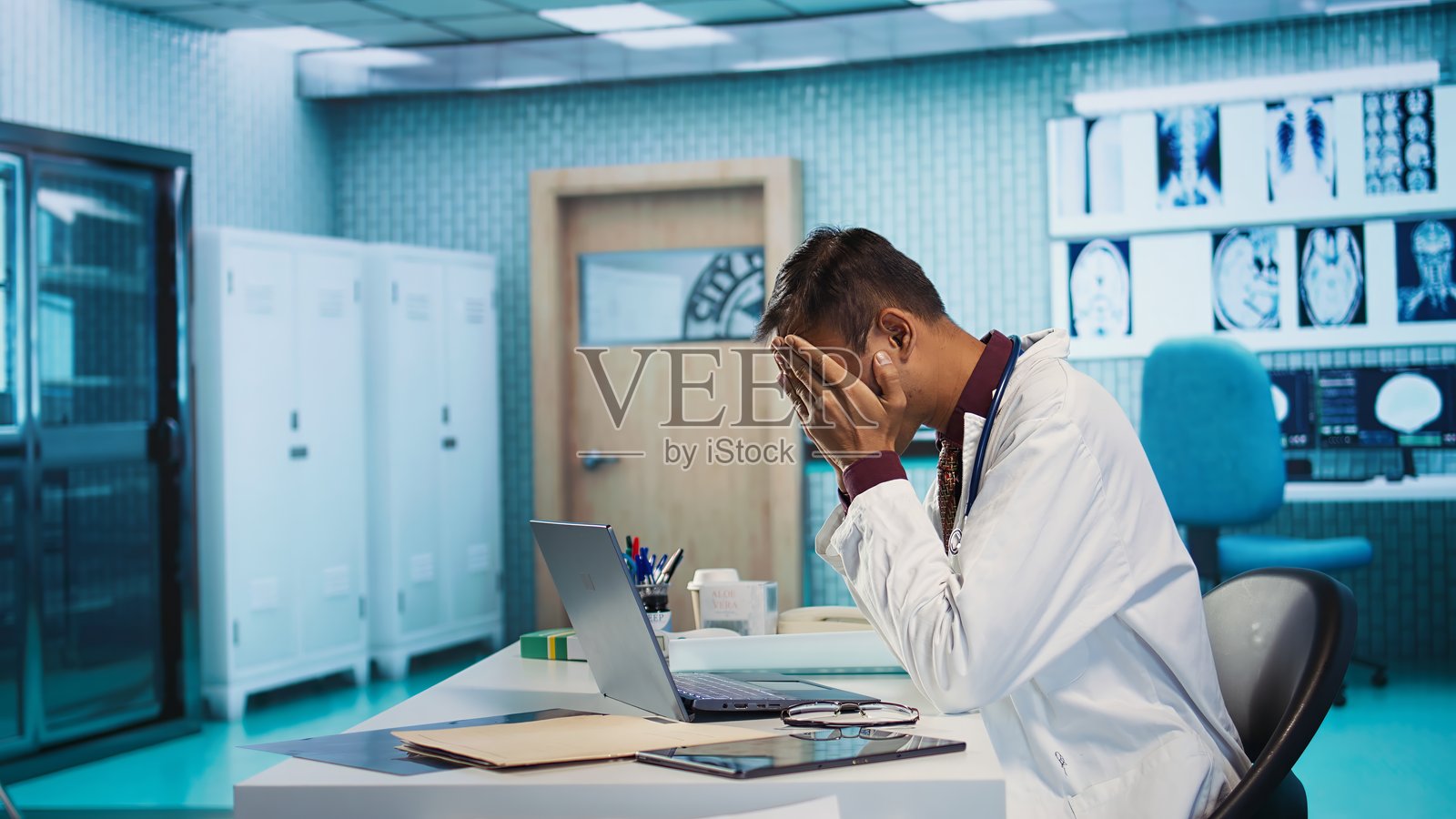 在压力下熬夜工作的紧张医生努力寻找治疗方案照片摄影图片