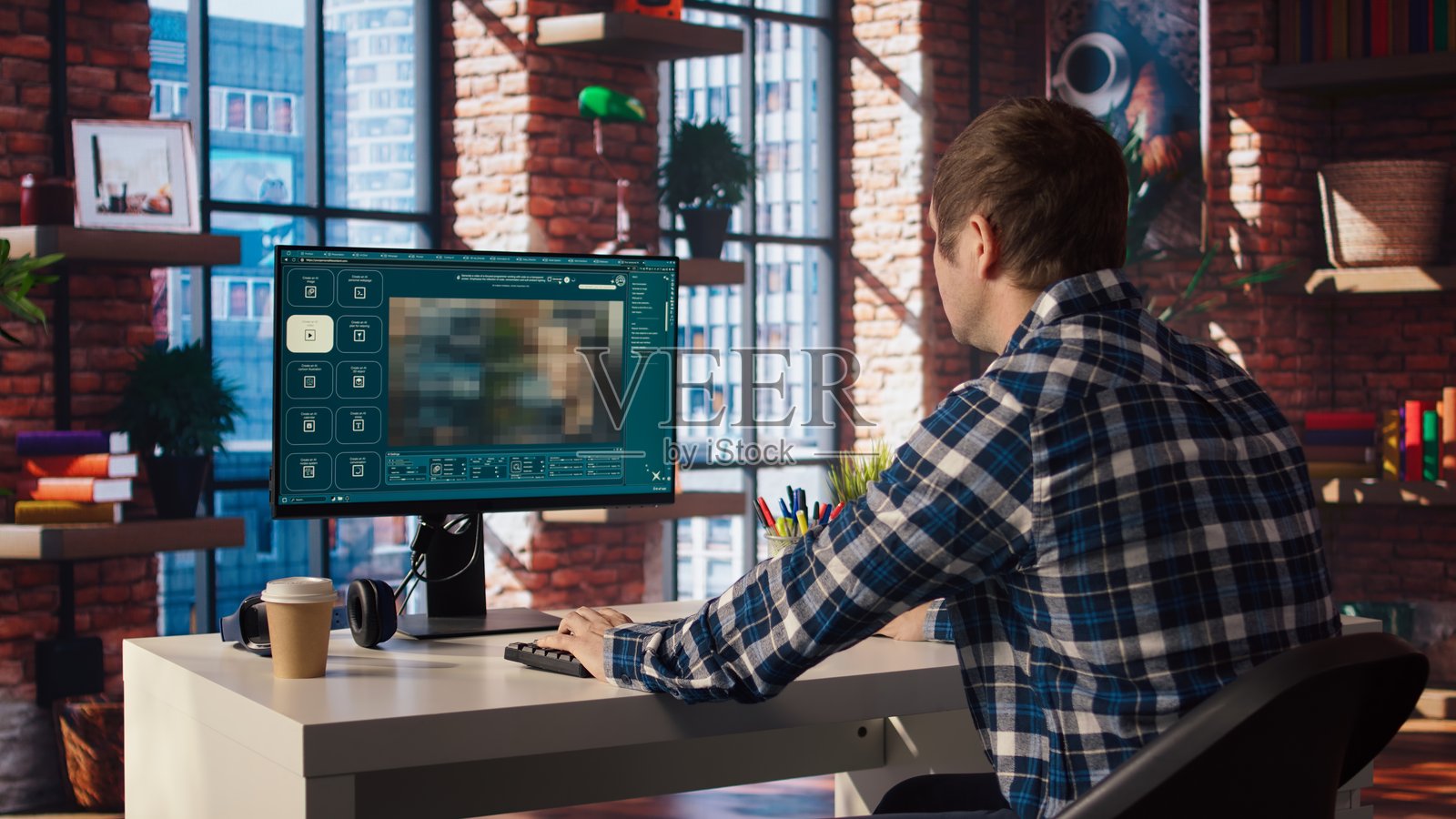 男子使用电脑利用文本转视频的人工智能程序照片摄影图片