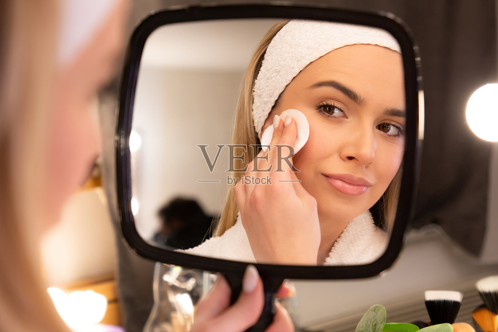 美丽的女性在大镜子前化妆照片摄影图片