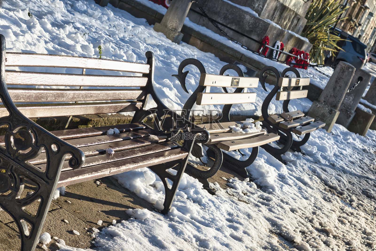三张雪中的公园长椅照片摄影图片