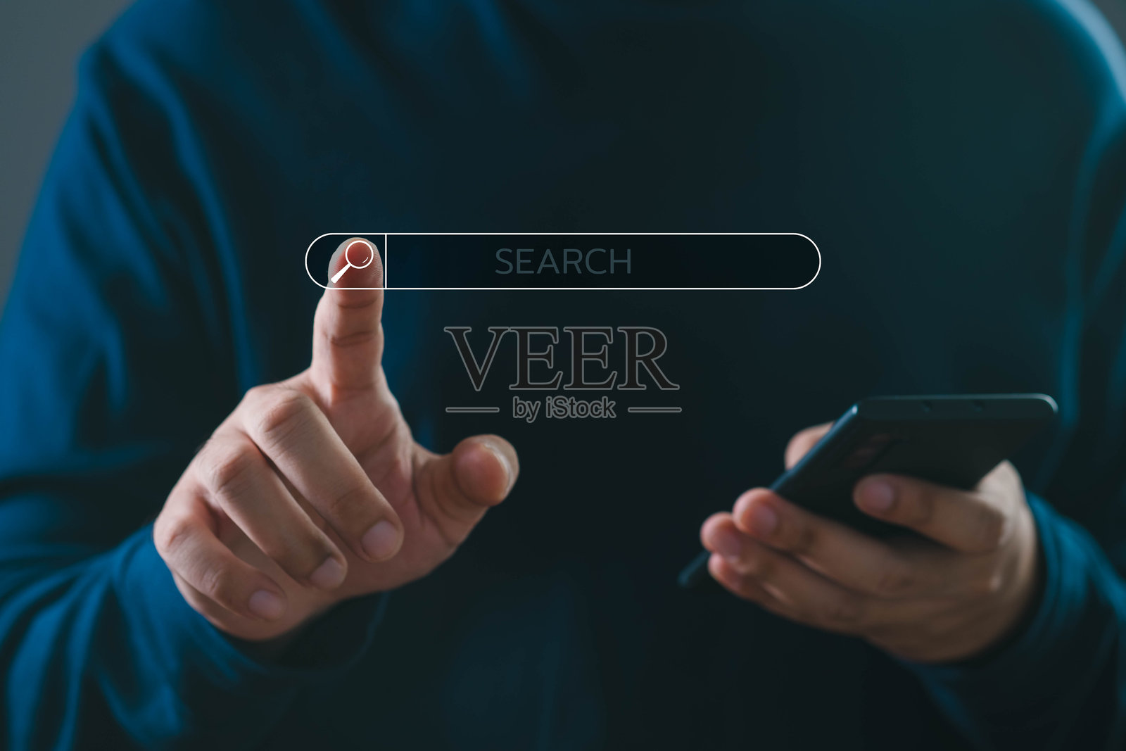 使用智能手机在线搜索信息的人,展示了现代科技和用户与数字设备的互动。照片摄影图片