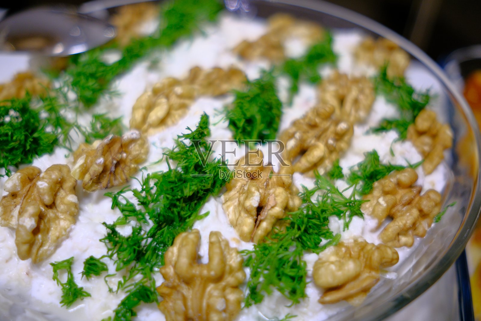 传统芹菜沙拉配核桃和香菜照片摄影图片