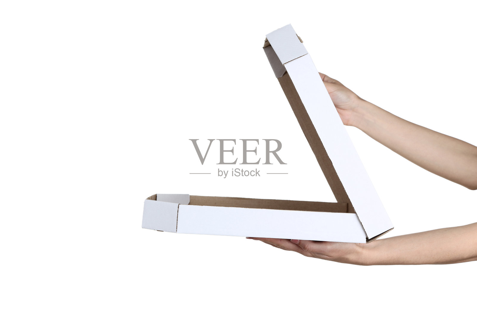 女性手握着披萨盒,背景为白色照片摄影图片