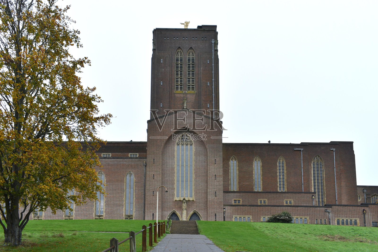 英国萨里州吉尔福德的教堂在深秋的日子里照片摄影图片