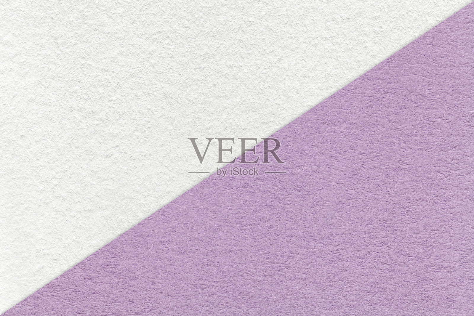 白色和浅紫色纸张背景的纹理工艺,半边两种颜色,微距。复古牛皮纸紫色纸板的结构。照片摄影图片