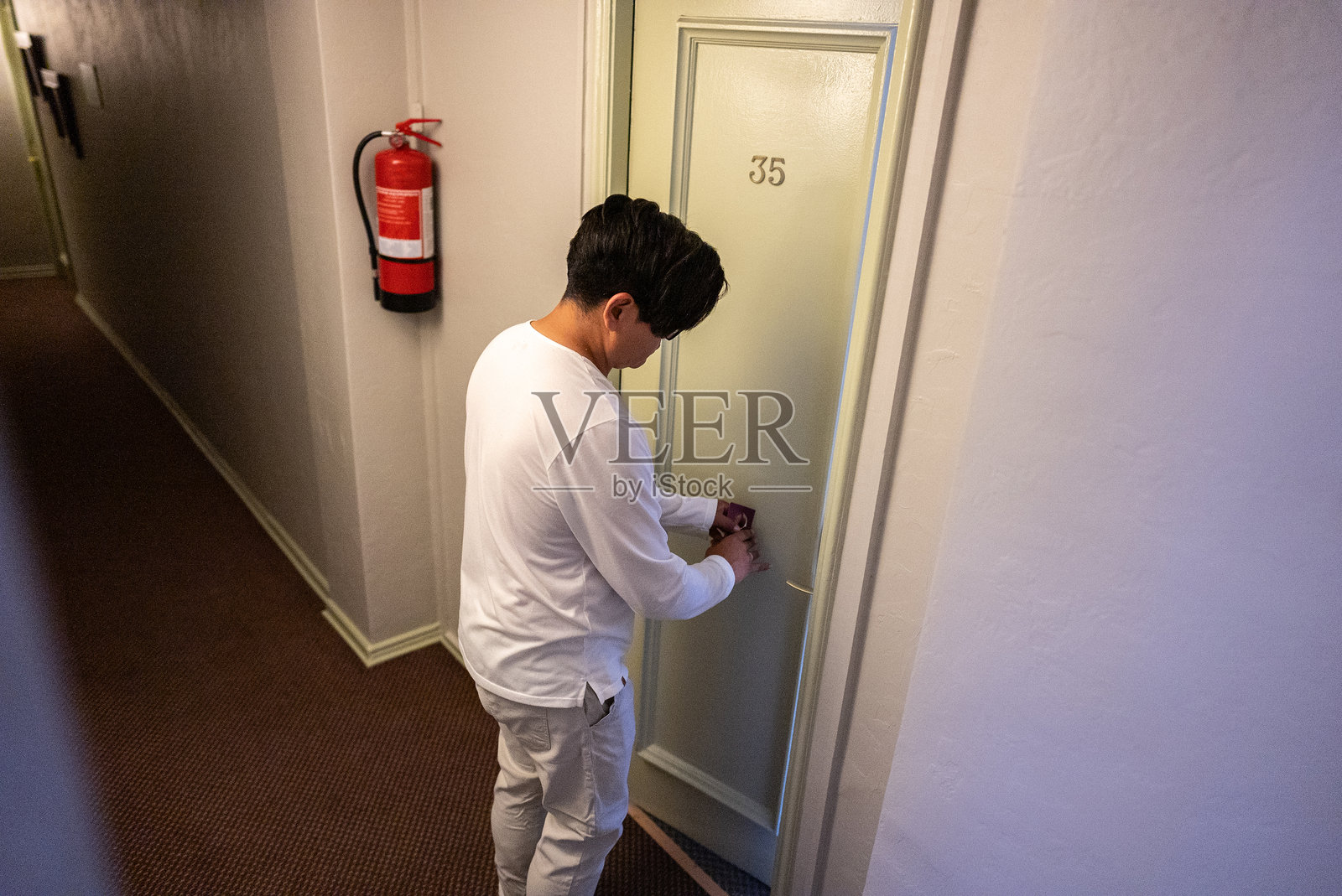 成熟的旅游男士在酒店开门照片摄影图片