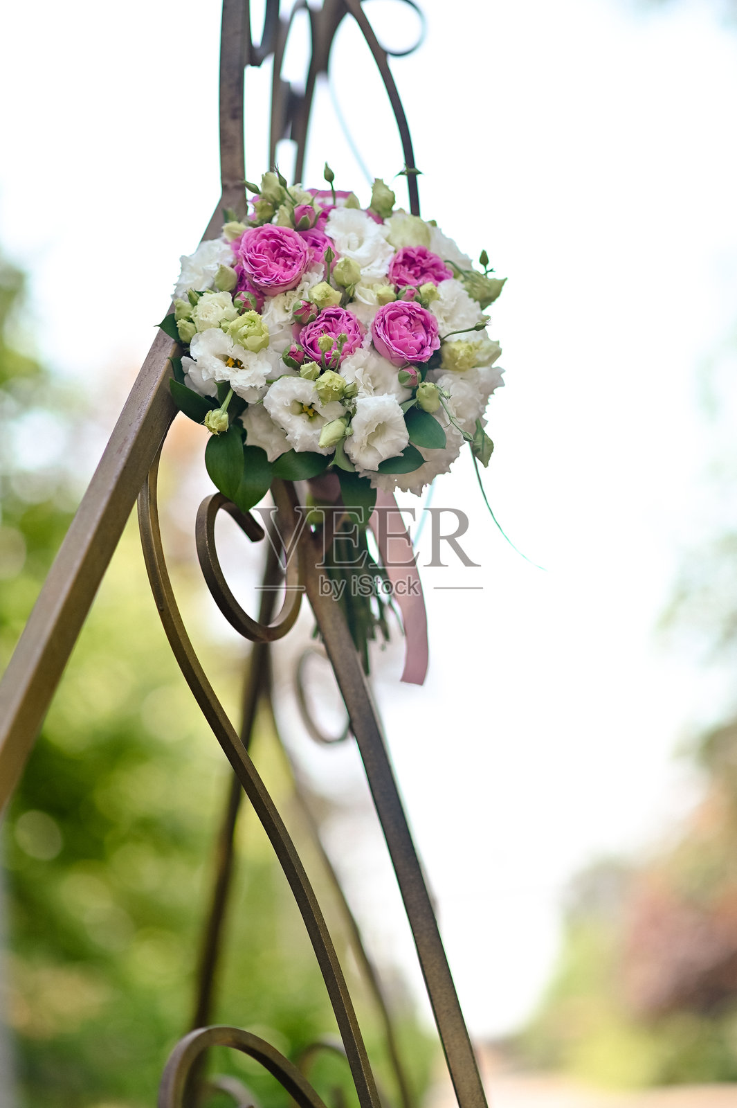 一束美丽的花束,白色和粉色的玫瑰。照片摄影图片